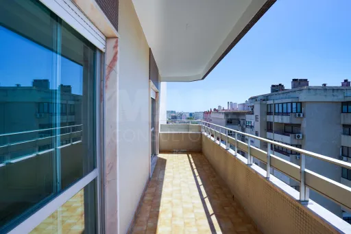 5 bedrooms in Lumiar - balconies and garage