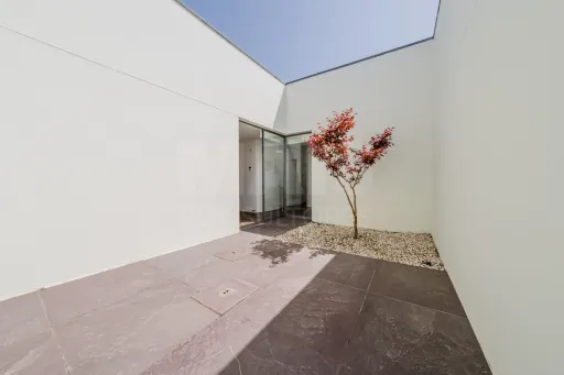 Moradia T4 com piscina inserida num Resort em lote com 1191m2