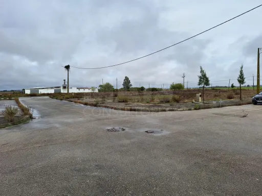 Terreno Urbano com 712 m2 para construção de moradia, até 2 pisos, garagem e anexo.