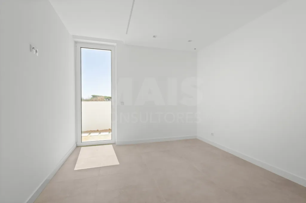 4-bedr. house on 2-hectare plot in Carvalhal