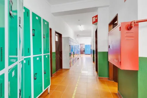 Edifício de 2 pisos em lote de 3750m2 em Peniche