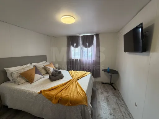 Moradia com 3 apartamentos e vista mar