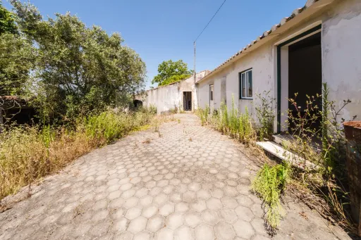 Moradia para recuperar e terreno com 20.123m2 na Fanadia