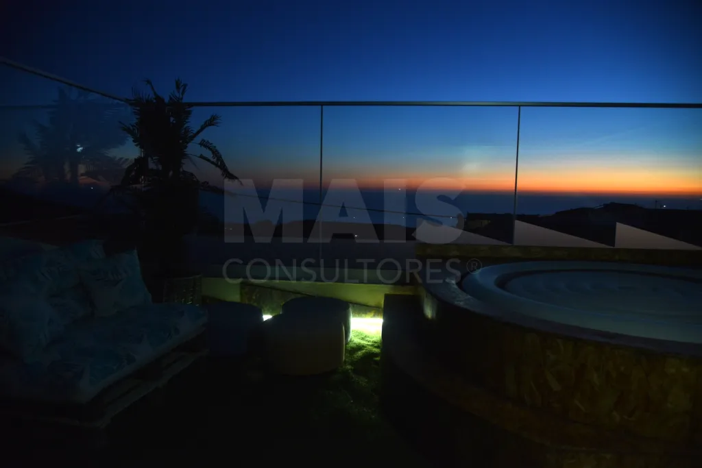 Ap. em Moradia T1+1, c/ Varanda, Vista Mar, Jacuzzi e Parqueamento !