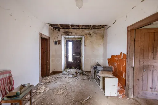 Moradia Térrea para Reabilitar com Terreno, Vista Mar e Vista Sítio da Nazaré – Bárrio, Alcobaça