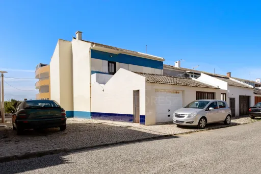 3-bedr. house with garage in Peniche