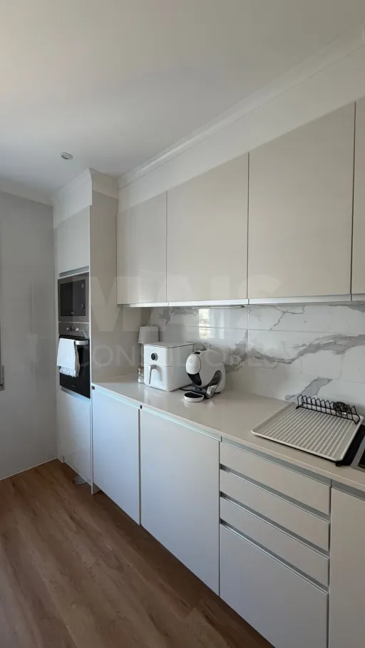Apartamento T2 Remodelado no Centro do Cadaval
