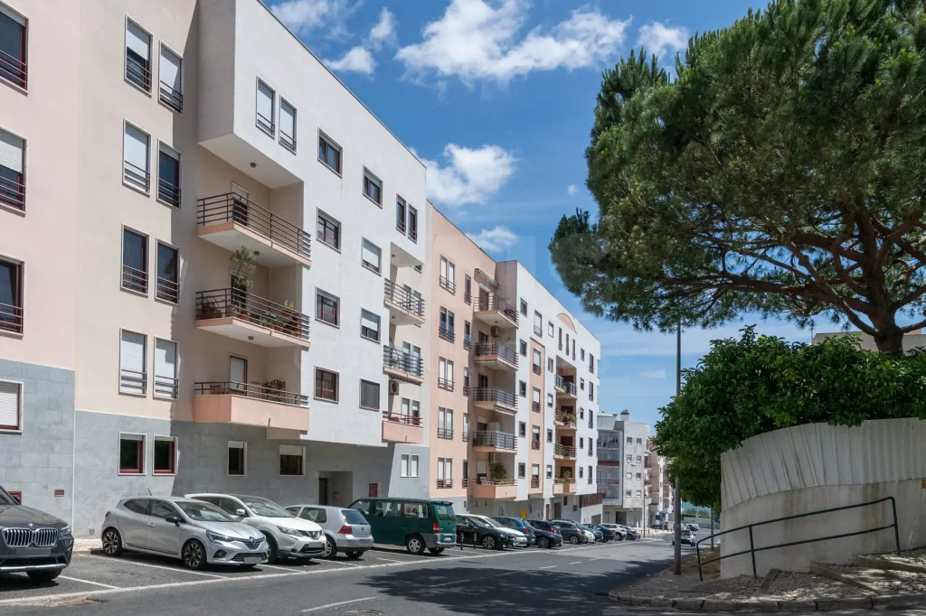3-Bedroom Apartment in Linda-a-Velha