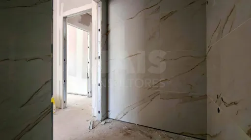 Moradia Térrea T4 com Suite Master, Piscina de Água Salgada, Garagem e Acabamentos Premium !