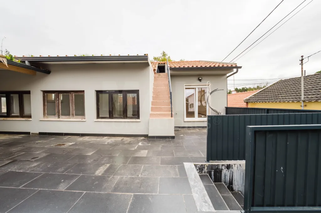 Moradia T3 com comércio e terraço no Coto