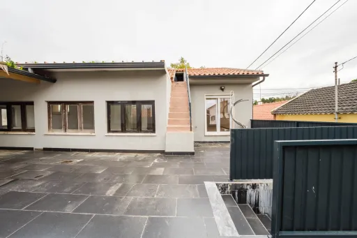 Moradia T3 com comércio e terraço no Coto