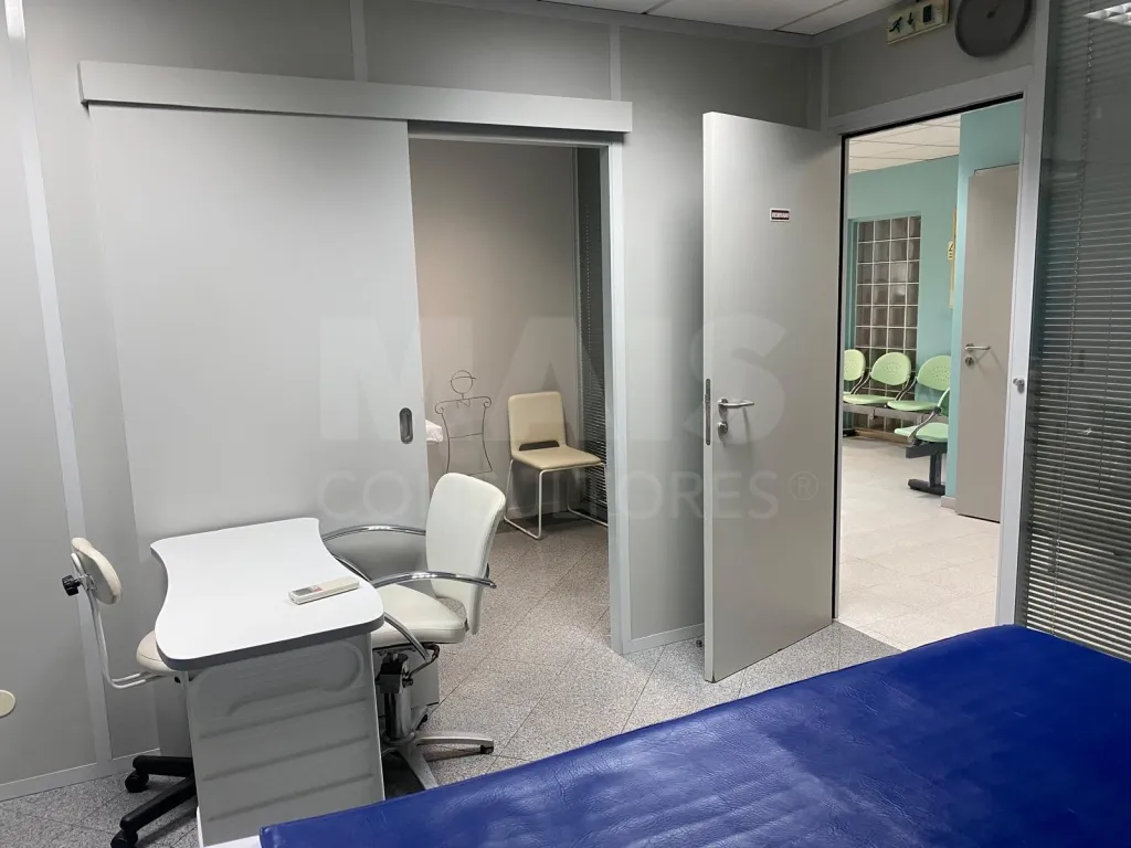 Espaço atualmente em uso com serviços clínicos e estéticos