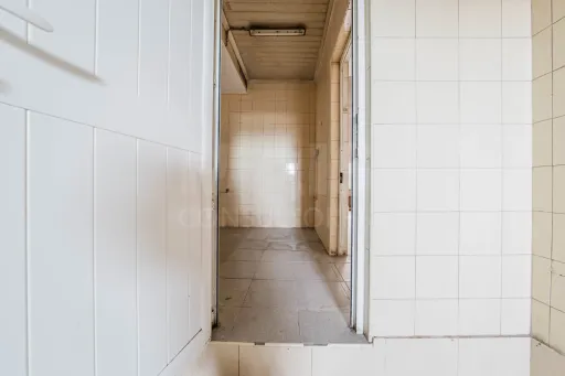 Moradia T3 com comércio e terraço no Coto