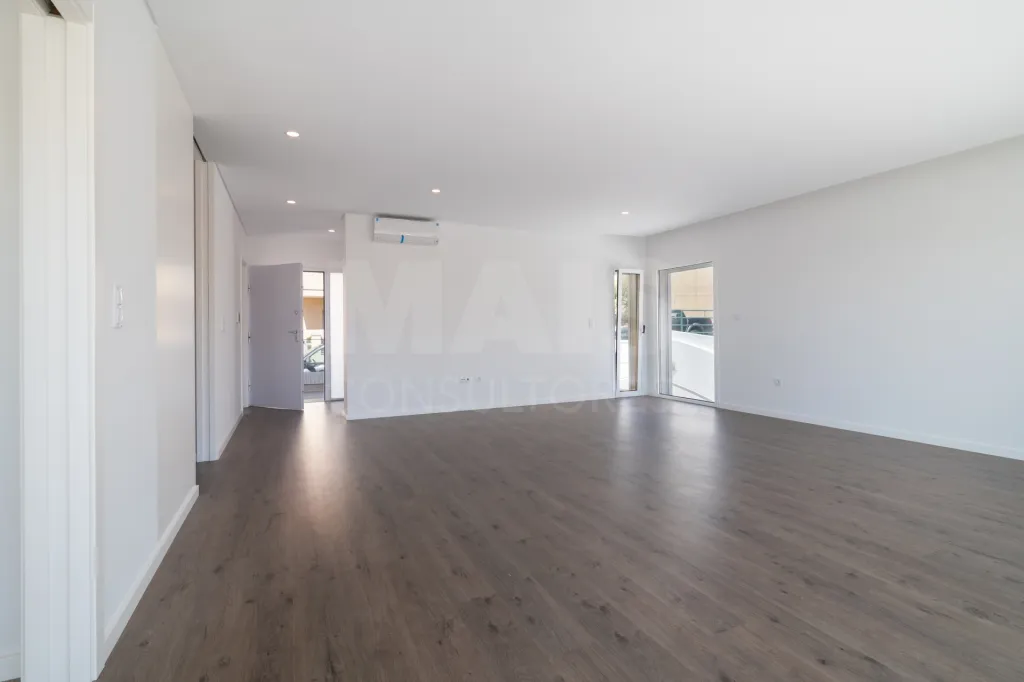 Moradia Geminada T4 + 1 com Piscina Famões