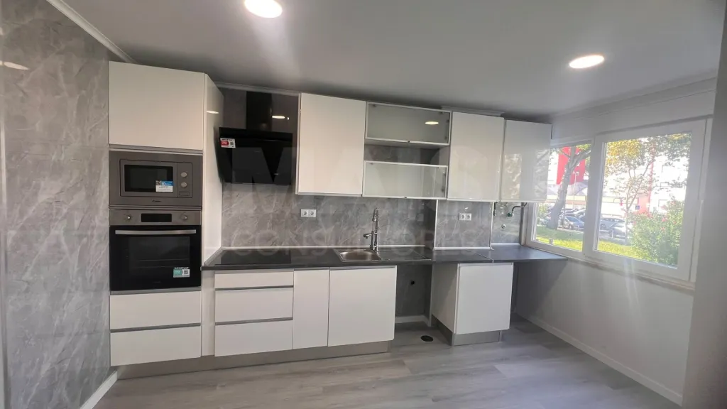 T2 Remodelado com Varanda em Oeiras