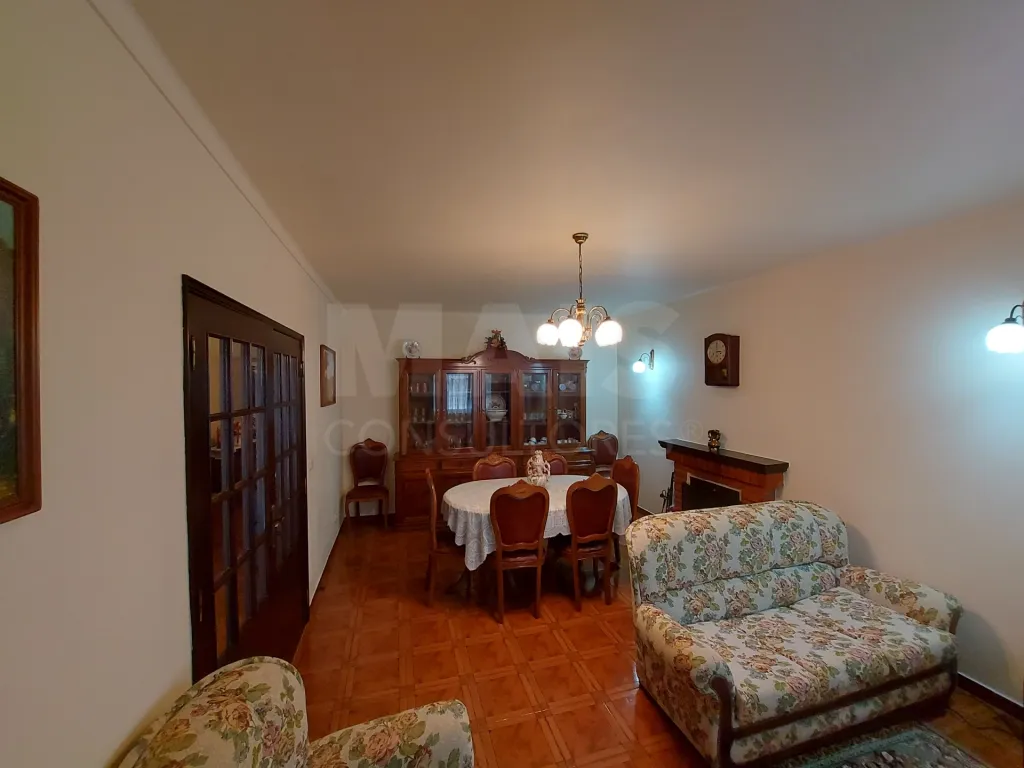 4-bedr. house with garage and yard in Côja and Barril de Alva.