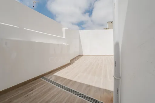 Moradia T2 com Logradouro no Centro histórico de Atouguia da Baleia