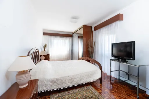 Apartamento T2 com Varanda e Arrecadação em Agualva Cacem - Sintra
