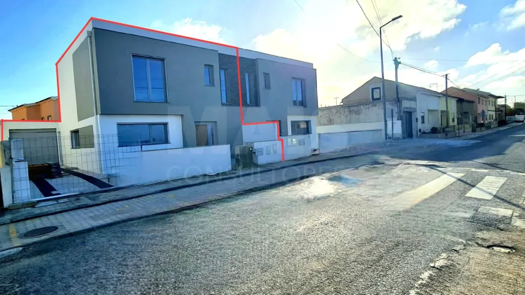 4 bedroom villa with garage, patio and garden