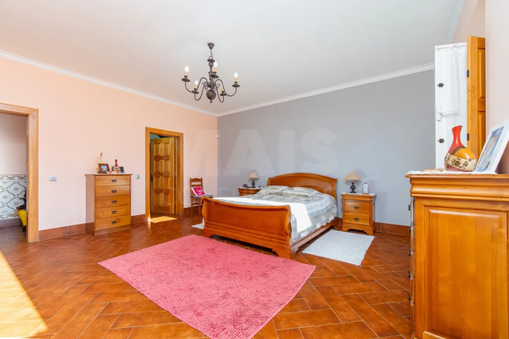 4-Bedroom House with Pool, 3 Garages, and 3,179 m² of Land in Almeirim