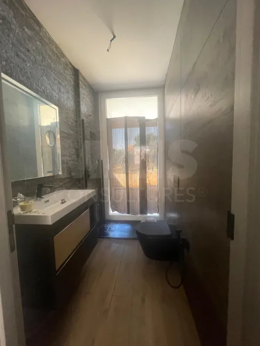 Moradia térrea contemporânea em fase final, com piscina infinita e jacuzzi em lote de 1.500 m²