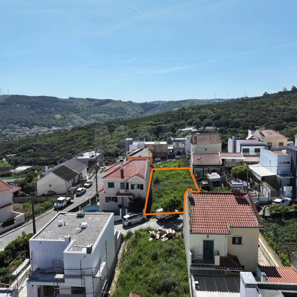 Lote Urbano com Proj. Aprovado para Moradia T3 c/ Cave, Logradouro & Parqueamento !