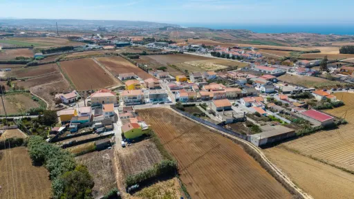 Moradia nova T4 com quintal e garagem