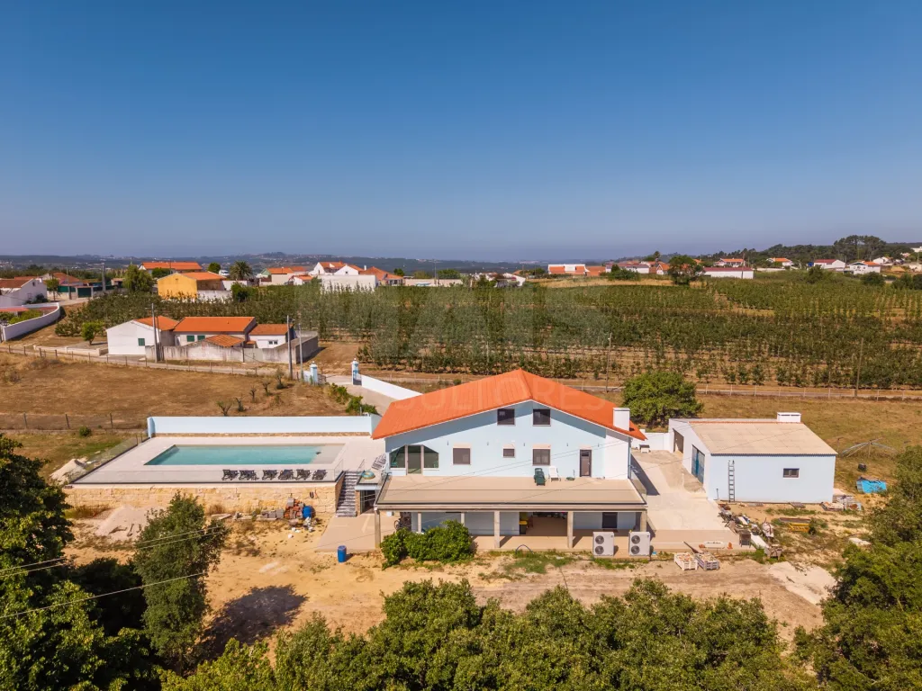 Quinta com mais de 23.000 m², piscina de água salgada e potencial de construção
