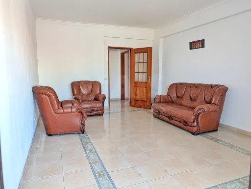 Apartamento T2 com 2 varandas fechadas e Prédio com Elevador – Varzinha, Setúbal