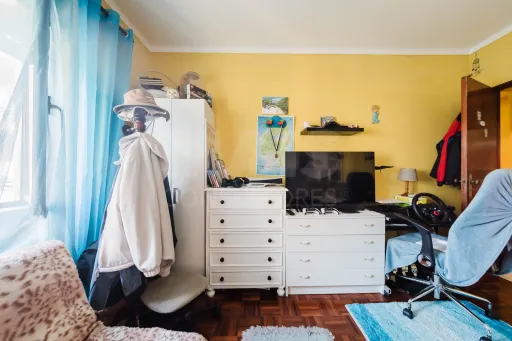 Spacious 3-Bedroom Apartment in Downtown Lourinhã with a Balcony and Terraces