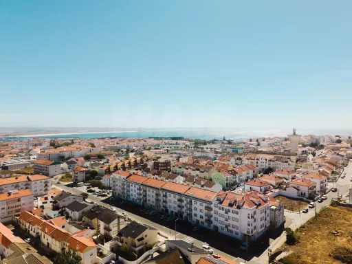 T2 Renovado com Varanda e Vista Mar em Peniche