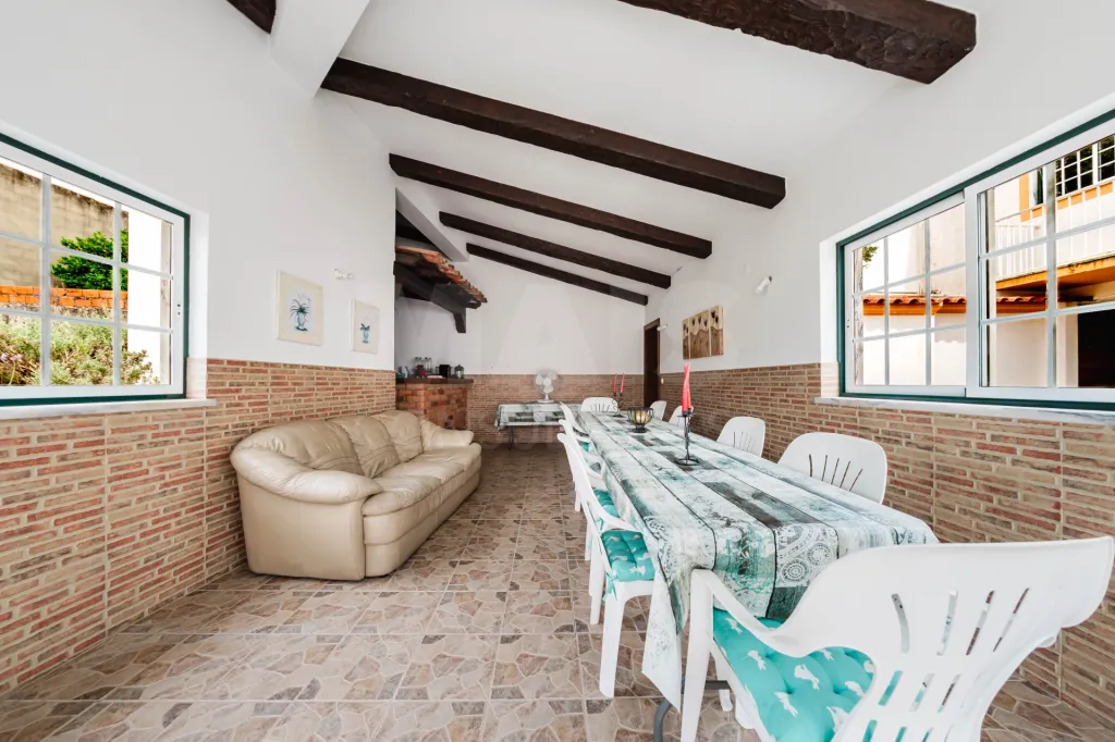 Moradia T5 com 2 Anexos em Terreno com mais de 1.400 m²