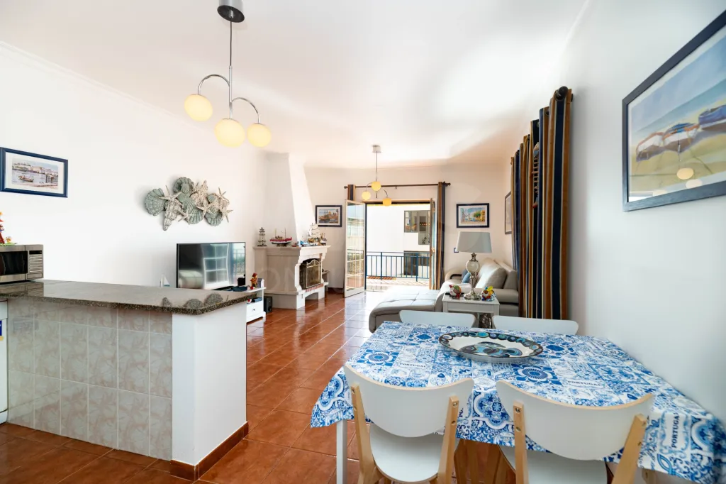 Apartamento T1 no 1° andar a 80 metros da Praia de São Lourenço, com vista mar da varanda da Sala e com garagem  ERICEIRA – RESERVA MUNDIAL DE SURF