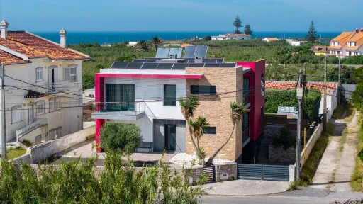 Deslumbrante Moradia T5 com Vista Mar, Piscina Privada e Excelente Exposição Solar