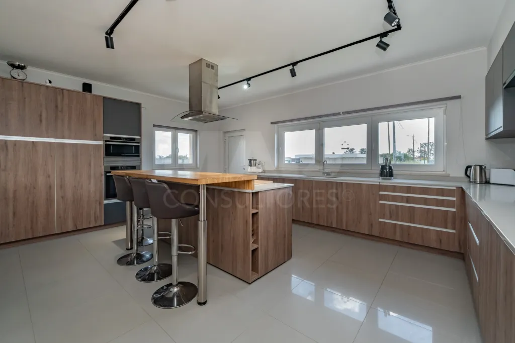 Semi-new 4-bedroom house with 3500m2 plot in Salvaterra de Magos