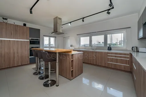 Moradia T4 térrea, semi-nova com terreno de 3500m2 em Salvaterra de Magos