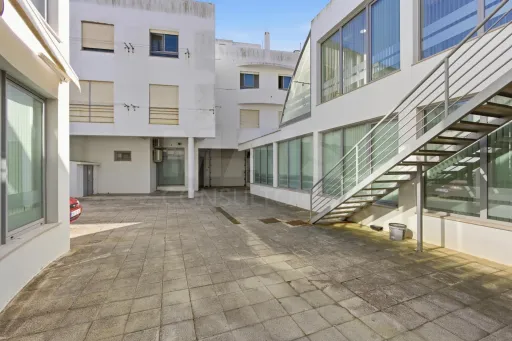 Prédio com 3 frações no centro de Peniche