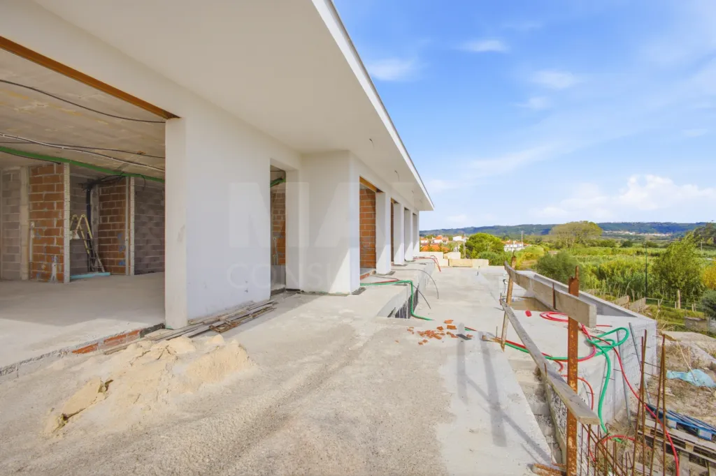 Moradia T4 com piscina em lote de 759m2 em Amoreira Óbidos