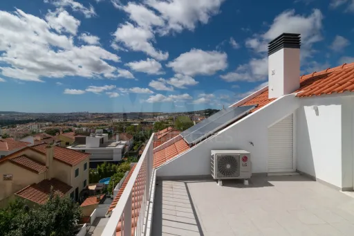 Moradia Geminada T4 + 1 com Piscina Famões