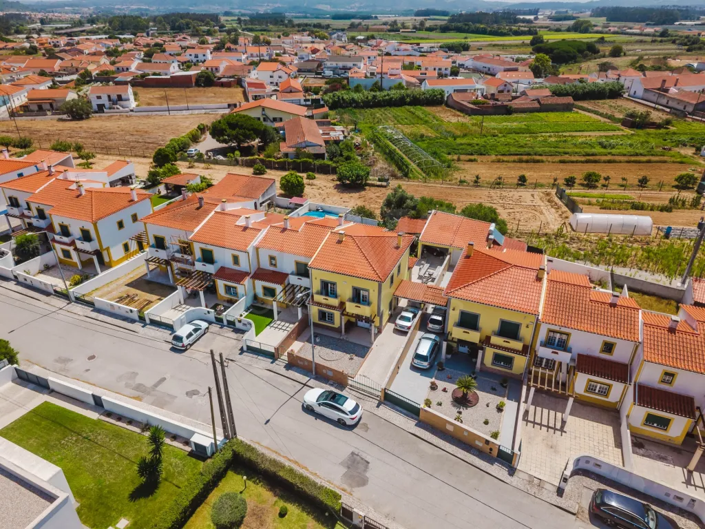 Moradia T4 com Jardim, Garagem e Churrasqueira no Centro de Olho Marinho – Óbidos
