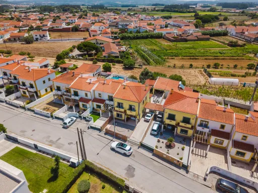 Moradia T4 com Jardim, Garagem e Churrasqueira no Centro de Olho Marinho – Óbidos