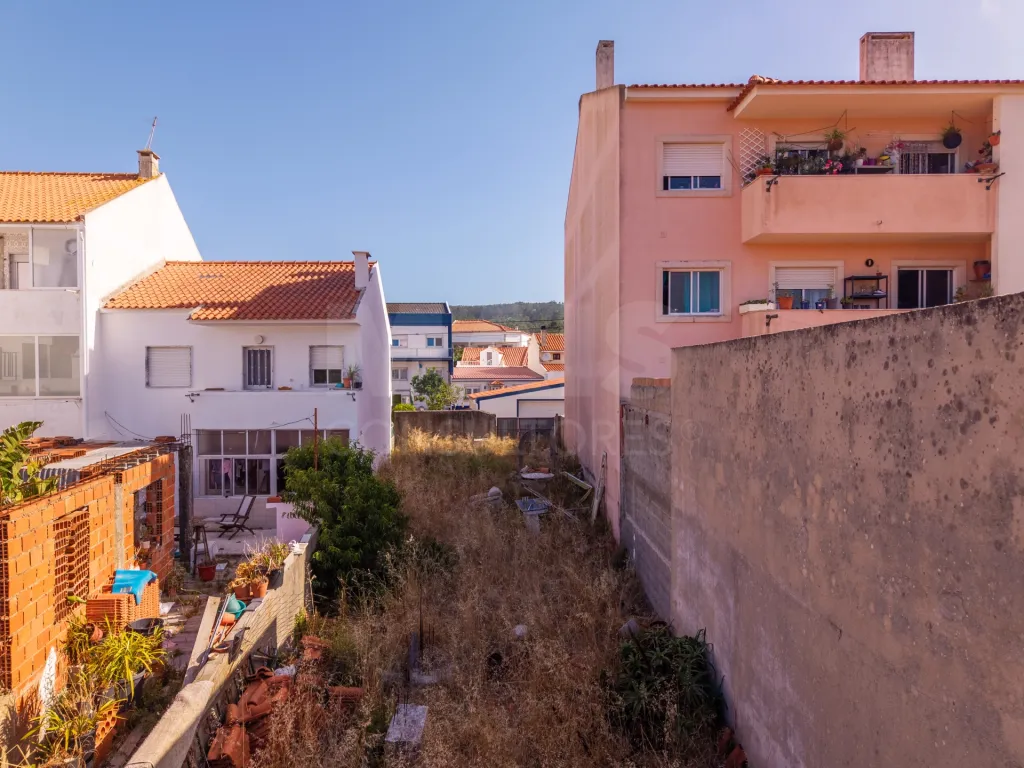 Terreno Urbano no Centro da Foz do Arelho | 240 m² | Implantação até 135 m² | Costa de Prata