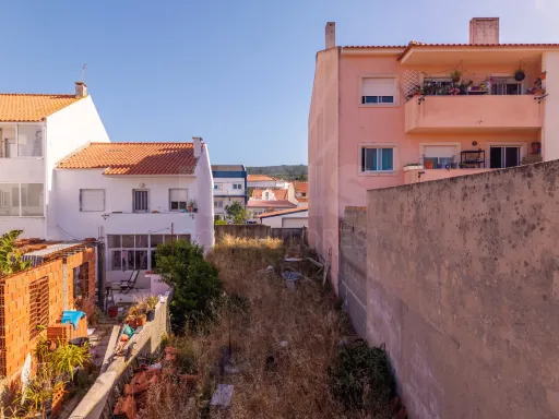 Terreno Urbano no Centro da Foz do Arelho | 240 m² | Implantação até 135 m² | Costa de Prata
