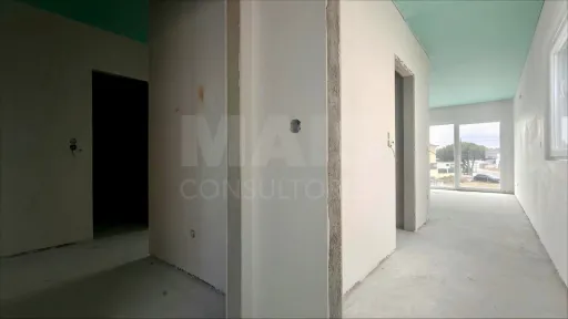 Moradia T4 c/ 1 Master Suite + 2 Suites, Jardim & Parqueamento !
