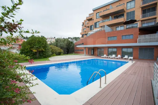 T3+1 Algés, duplex vista mar, condomínio fechado e piscina