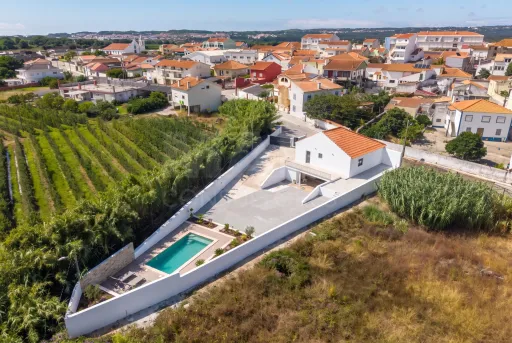 Moradia T2+1 totalmente remodelada com garagem e sótão em Alfeizerão