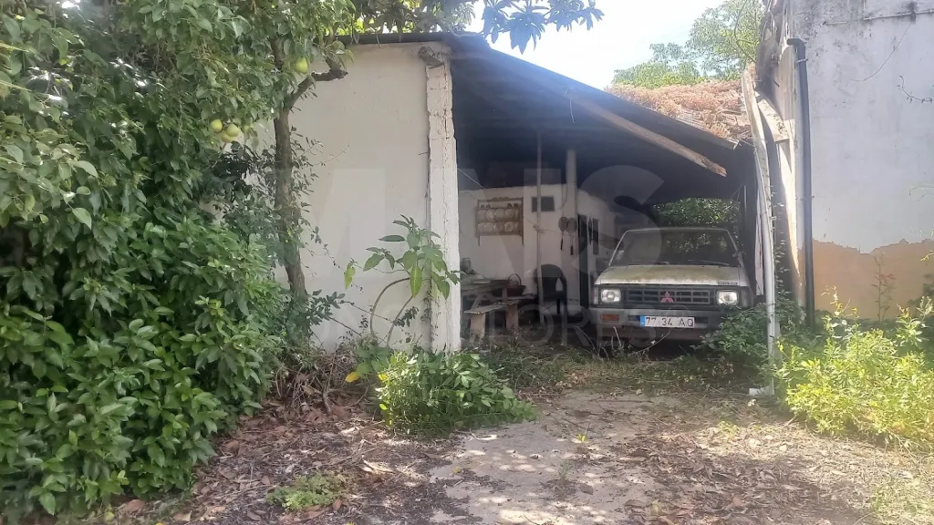 Moradia T2+1 para Remodelar com 676 m² de Terreno | Vila Chã de Ourique