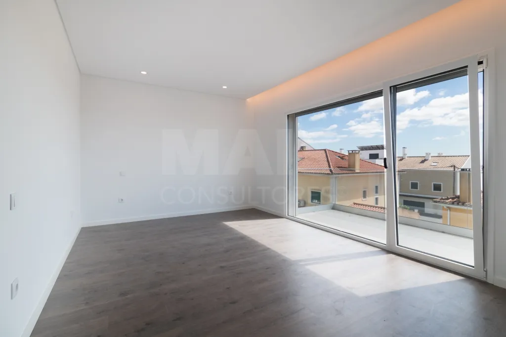 Semi-detached House 4 Bedrooms + 1 Bath with Pool Famões