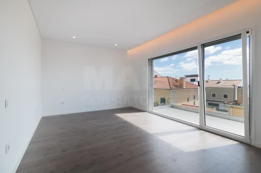 Moradia Geminada T4 + 1 com Piscina Famões