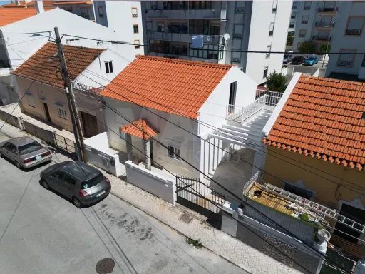 Moradia Térrea T3 com sótão aproveitado , estacionamento e espaço exterior